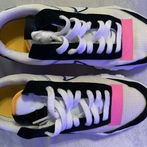 Nike Women’s Waffle Racer 2X White Chile Red size 9